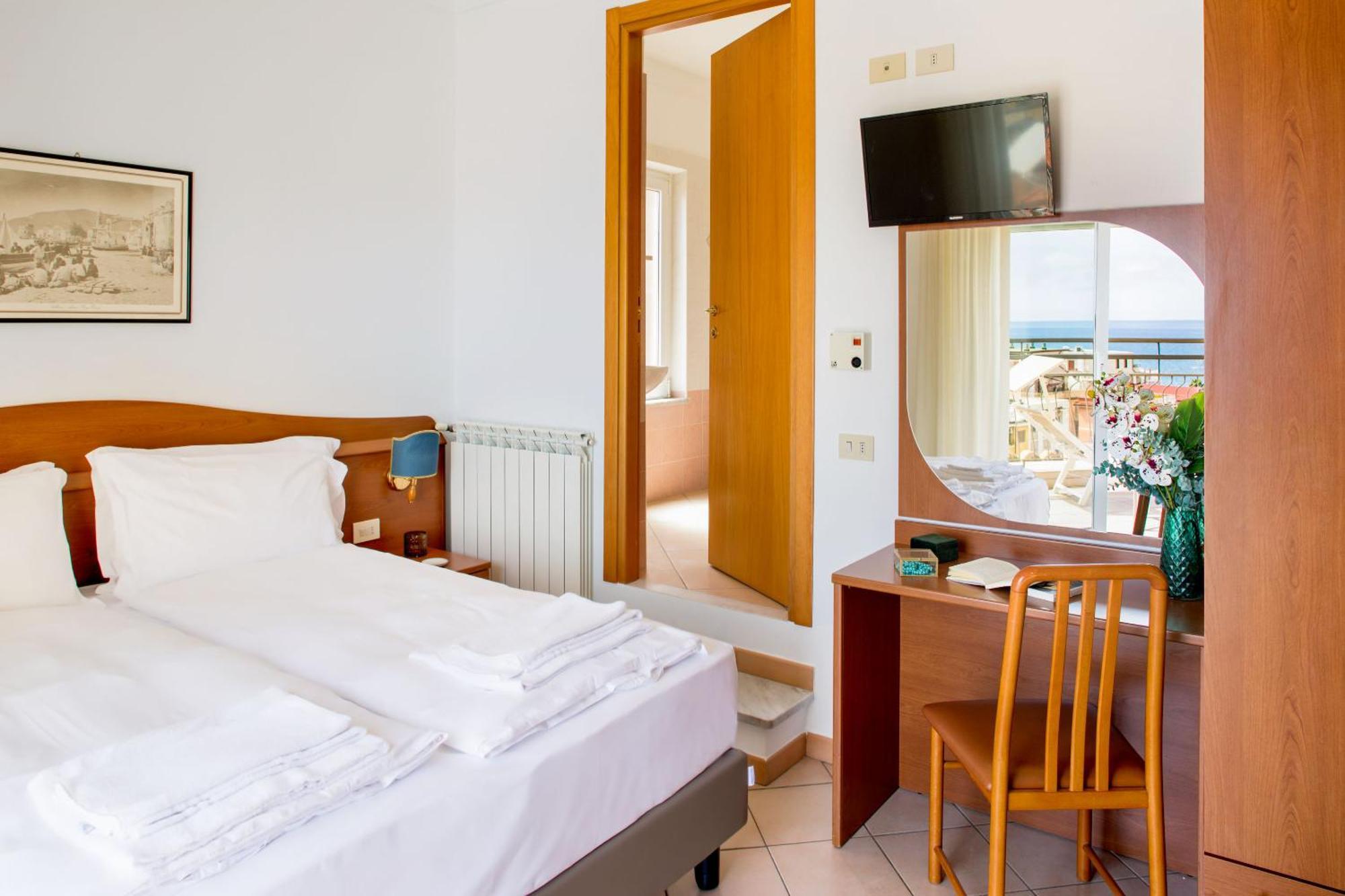 Hotel Tritone Laigueglia Buitenkant foto