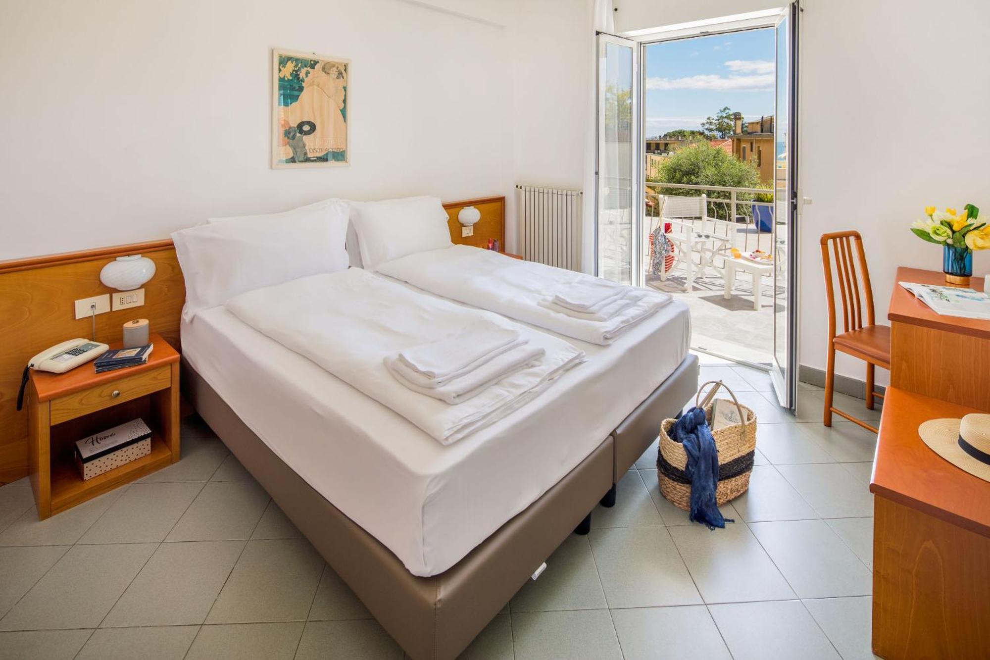 Hotel Tritone Laigueglia Buitenkant foto