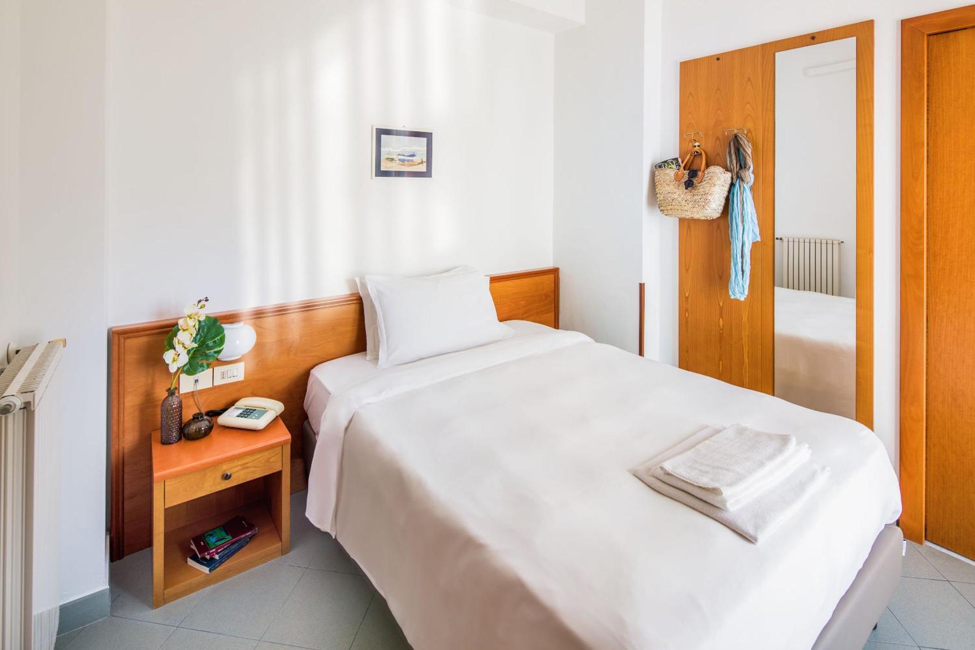 Hotel Tritone Laigueglia Buitenkant foto