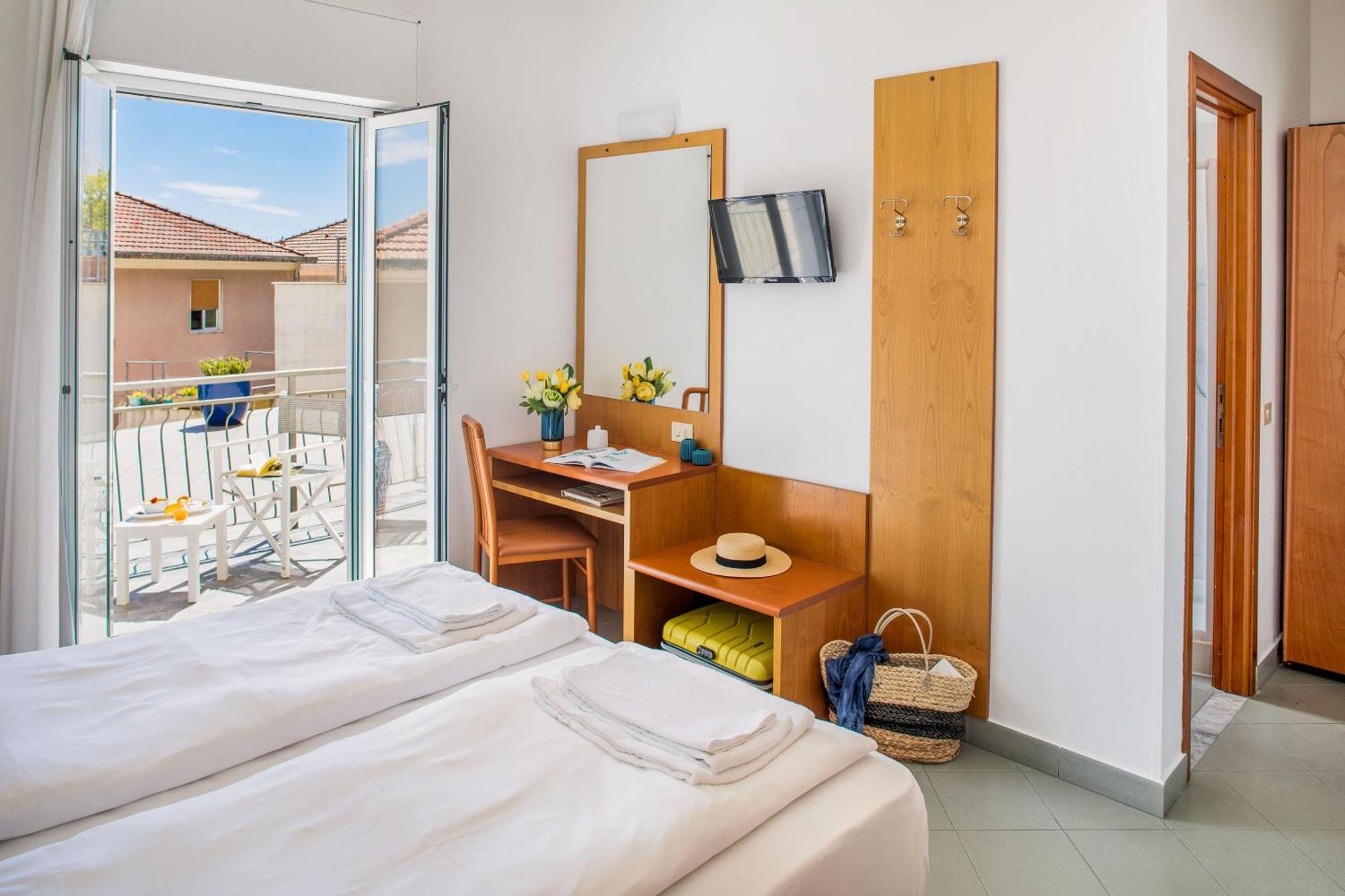 Hotel Tritone Laigueglia Buitenkant foto