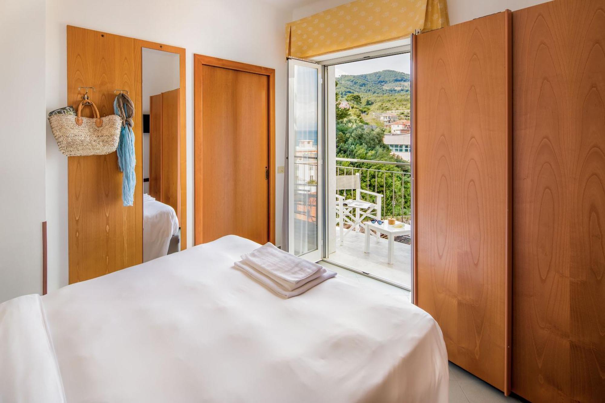 Hotel Tritone Laigueglia Buitenkant foto