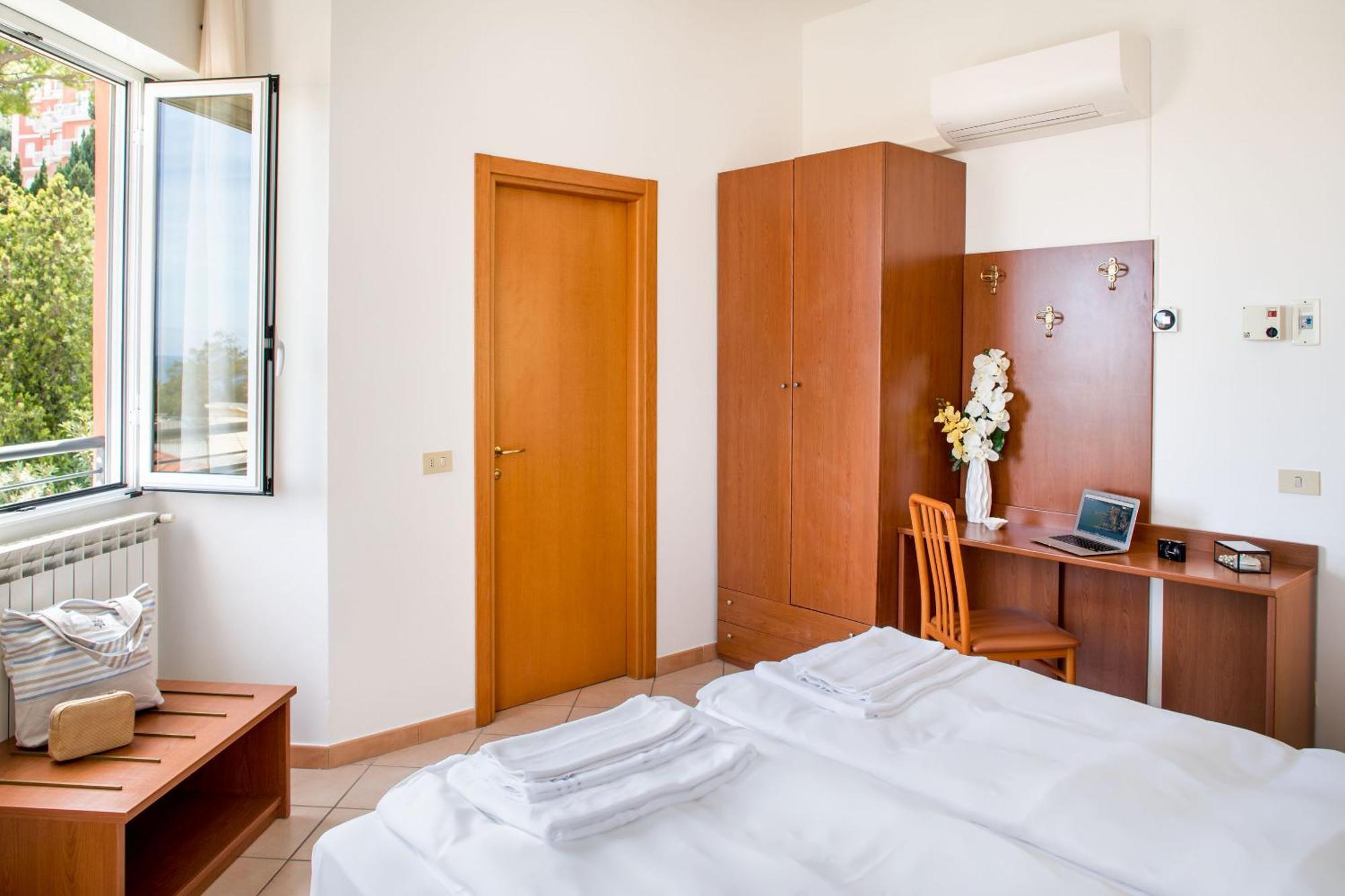 Hotel Tritone Laigueglia Buitenkant foto