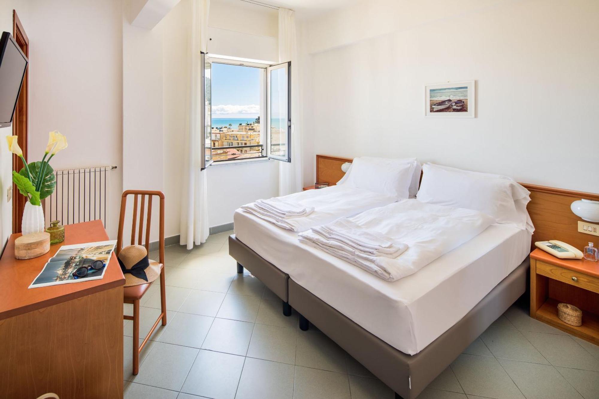 Hotel Tritone Laigueglia Buitenkant foto