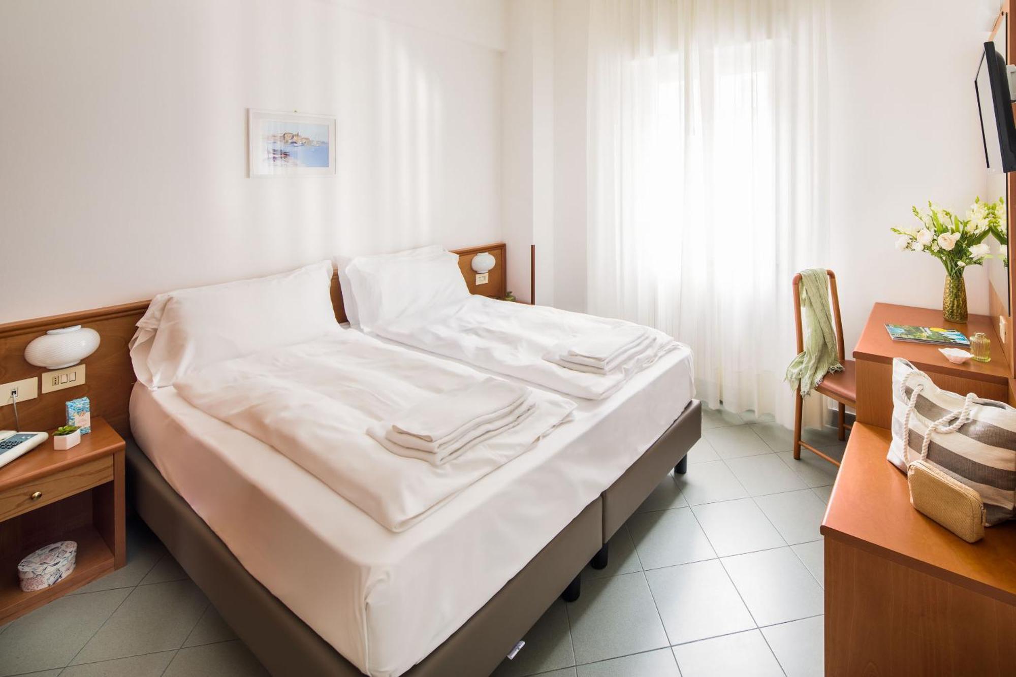 Hotel Tritone Laigueglia Buitenkant foto