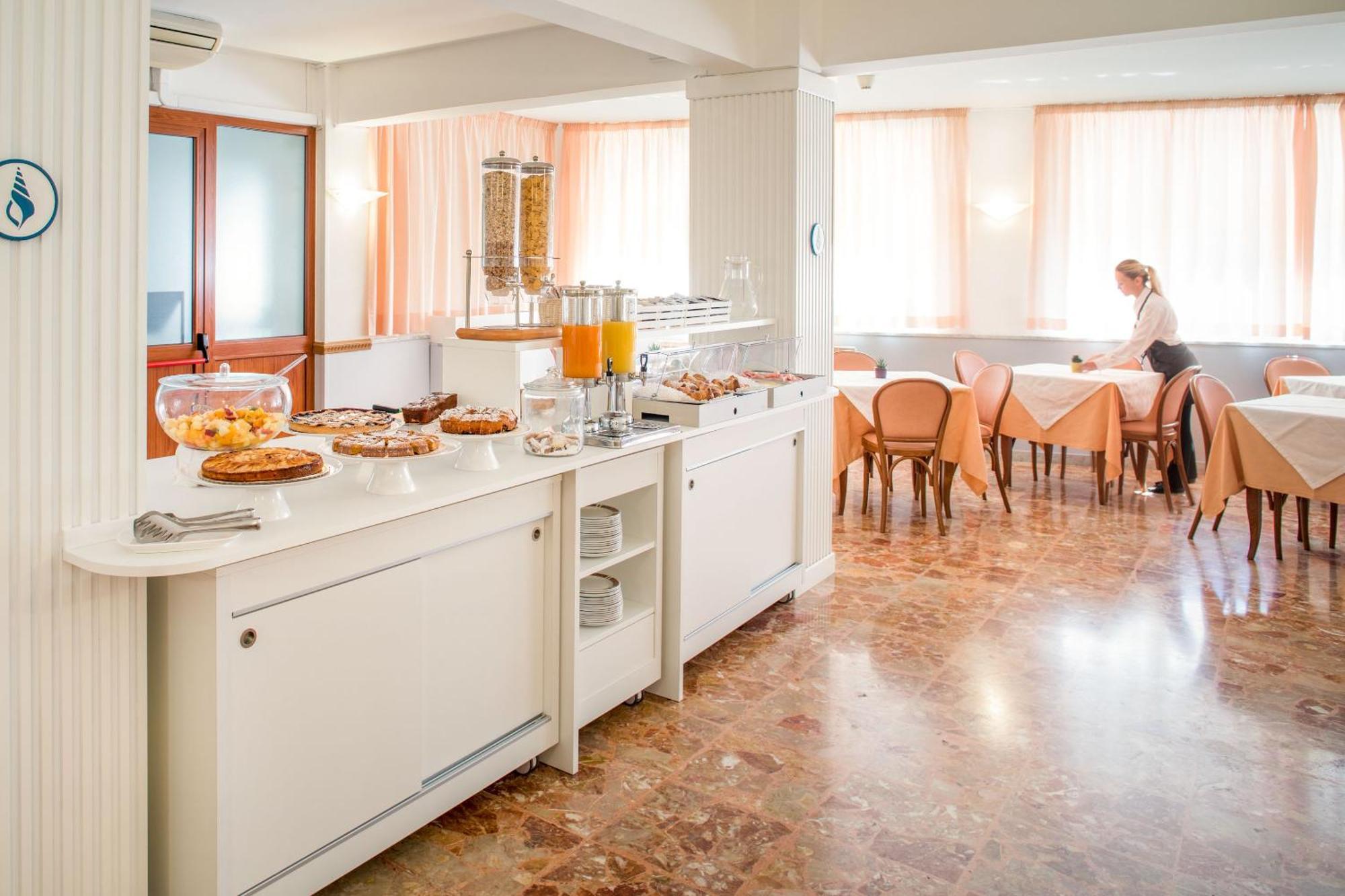 Hotel Tritone Laigueglia Buitenkant foto