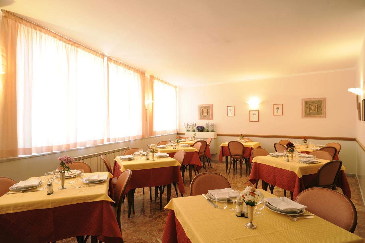 Hotel Tritone Laigueglia Buitenkant foto