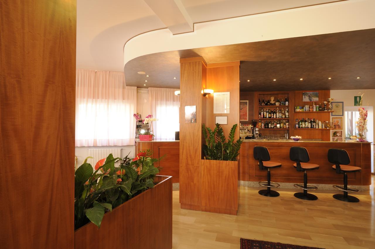 Hotel Tritone Laigueglia Buitenkant foto