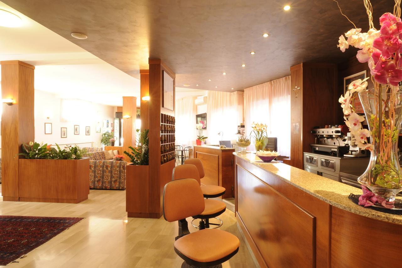 Hotel Tritone Laigueglia Buitenkant foto