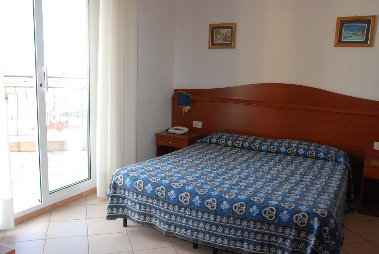 Hotel Tritone Laigueglia Buitenkant foto